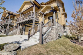 Spacious Jordanelle Retreat, Minutes to Deer Valley and Park City, Private Hot Tub, Mountain View